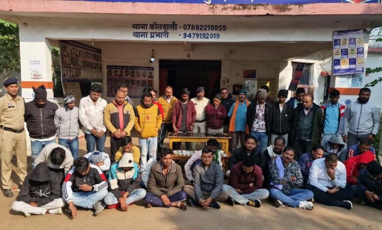 9 लाख से अधिक नगद, 43 नग मोबाइल के साथ 39 जुआरी गिरफ्तार