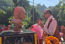 राज्यपाल डेका ने खैरागढ़ विवि में निर्मित असम के प्रसिद्ध साहित्यकार के कांस्य प्रतिमा का किया अनावरण