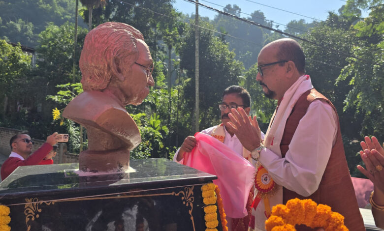 राज्यपाल डेका ने खैरागढ़ विवि में निर्मित असम के प्रसिद्ध साहित्यकार के कांस्य प्रतिमा का किया अनावरण राज्यपाल डेका ने खैरागढ़ विवि में निर्मित असम के प्रसिद्ध साहित्यकार के कांस्य प्रतिमा का किया अनावरण