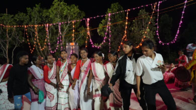 देशदेखा में पर्यटक झूमे लोक कलाकारों के साथ, चांदनी रात में किया स्टार ग्रेजिंग का आनंद देशदेखा में पर्यटक झूमे लोक कलाकारों के साथ, चांदनी रात में किया स्टार ग्रेजिंग का आनंद