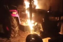 खड़ी ट्रैक्टर में अज्ञात असामाजिक तत्वों ने लगाई आग