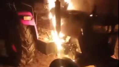 खड़ी ट्रैक्टर में अज्ञात असामाजिक तत्वों ने लगाई आग खड़ी ट्रैक्टर में अज्ञात असामाजिक तत्वों ने लगाई आग