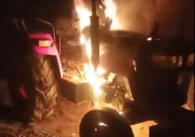 खड़ी ट्रैक्टर में अज्ञात असामाजिक तत्वों ने लगाई आग
