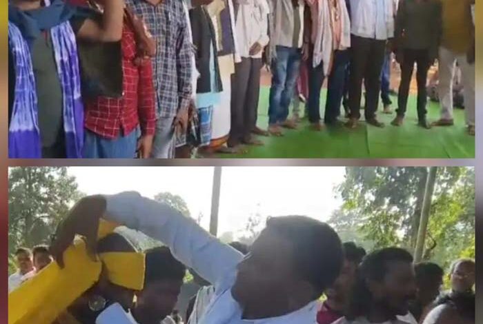 ग्रामीणों ने कोडेकुर्से गांव में धर्मांतरित चार परिवारों के 21 लोगों को घर वापसी करवाया ग्रामीणों ने कोडेकुर्से गांव में धर्मांतरित चार परिवारों के 21 लोगों को घर वापसी करवाया