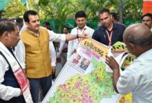 पेंटर शिवकुमार ने मुख्यमंत्री को भेंट किया विशिष्ट राजनीतिक मानचित्र