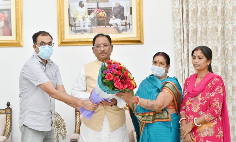 शासकीय मदद से गणेशराम का किडनी प्रत्यारोपण सफल, मुख्यमंत्री से मिल कर परिवार ने जताया आभार शासकीय मदद से गणेशराम का किडनी प्रत्यारोपण सफल, मुख्यमंत्री से मिल कर परिवार ने जताया आभार