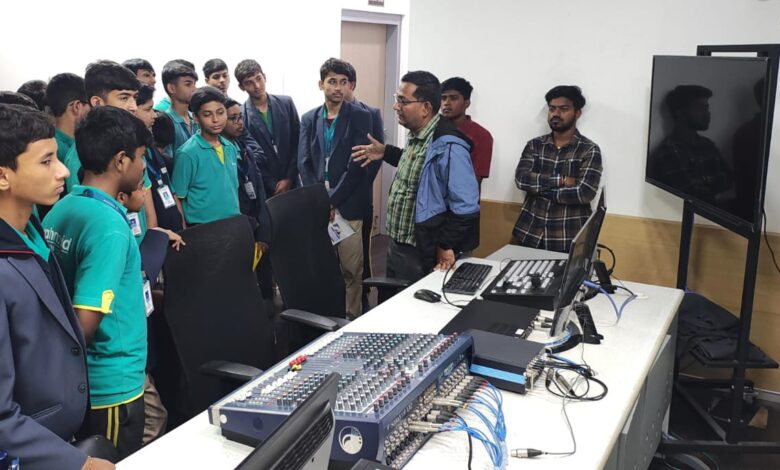 मीडिया शिक्षा से रूबरू हुए स्कूली विद्यार्थी, जाना टीवी स्टूडियो और रेडियो प्रसारण की बारीकियां
