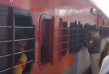 “संपर्क क्रांति एक्सप्रेस में AC कोच भूल, 51 यात्री परेशान”