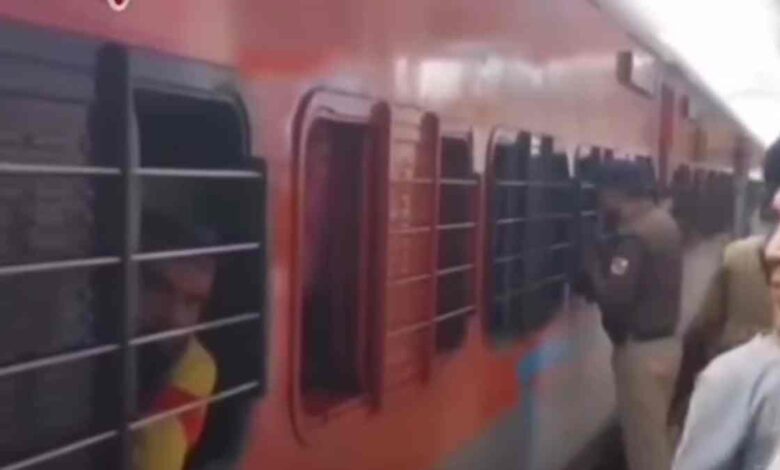 “संपर्क क्रांति एक्सप्रेस में AC कोच भूल, 51 यात्री परेशान” “संपर्क क्रांति एक्सप्रेस में AC कोच भूल, 51 यात्री परेशान”