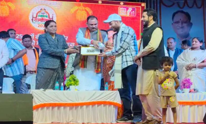 पहलगाम हमले में बहादुरी दिखाने वाले नजाकत अली को राज्योत्सव में सम्मान पहलगाम हमले में बहादुरी दिखाने वाले नजाकत अली को राज्योत्सव में सम्मान