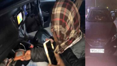 टीकमगढ़ में आरक्षक पंकज यादव रिश्वत लेते रंगे हाथों पकड़ा