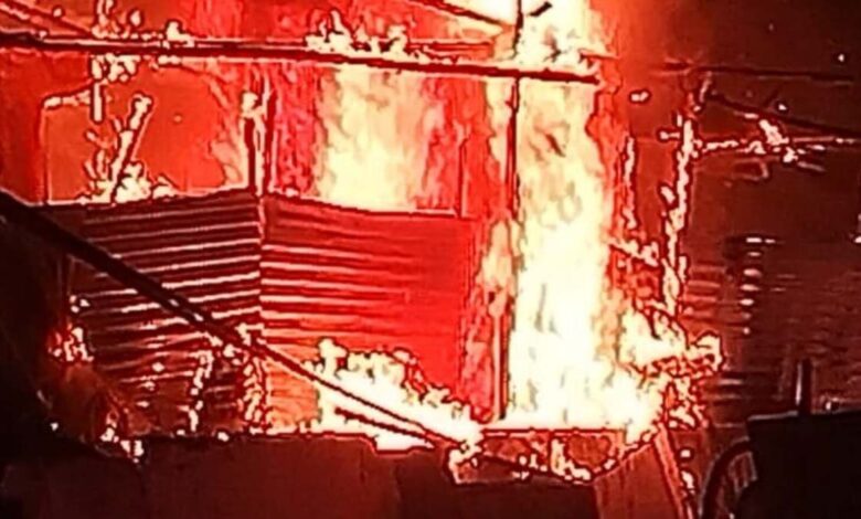 फल गोदाम में आग: लाखों का सामान जलकर खाक