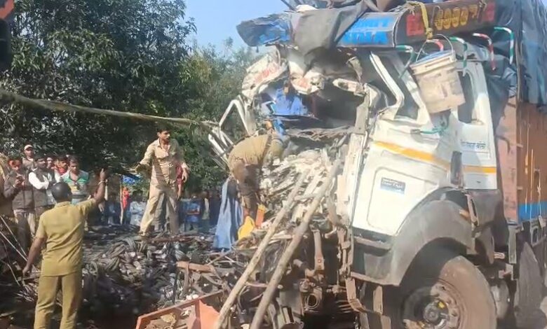 ट्रक आमने-सामने, चालक व क्लीनर की मौत ट्रक आमने-सामने, चालक व क्लीनर की मौत