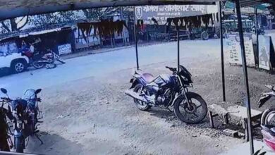 सारंगढ़-बिलाईगढ़ में सड़क हादसा: तेज रफ्तार कार से दो स्कूली बच्चों की मौत, एक घायल