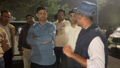 महापौर ने शहर की टूटी सड़कों की मरम्मत खुद संभाली