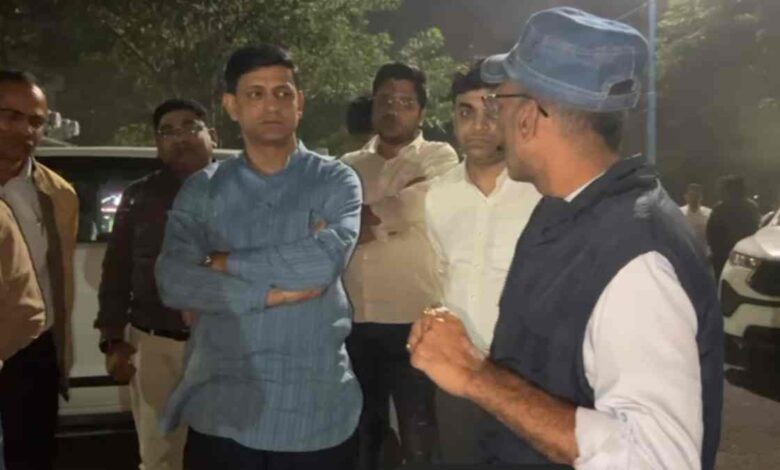 महापौर ने शहर की टूटी सड़कों की मरम्मत खुद संभाली