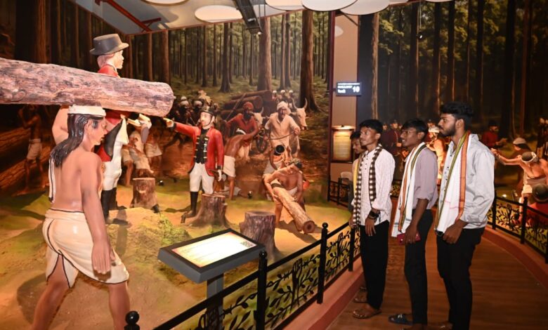 शहीद वीर नारायण सिंह जनजातीय संग्रहालय बना प्रेरणा और आकर्षण का केन्द्र, महज दों दिनों में 8 हजार से अधिक लोगों ने किया अवलोकन शहीद वीर नारायण सिंह जनजातीय संग्रहालय बना प्रेरणा और आकर्षण का केन्द्र, महज दों दिनों में 8 हजार से अधिक लोगों ने किया अवलोकन