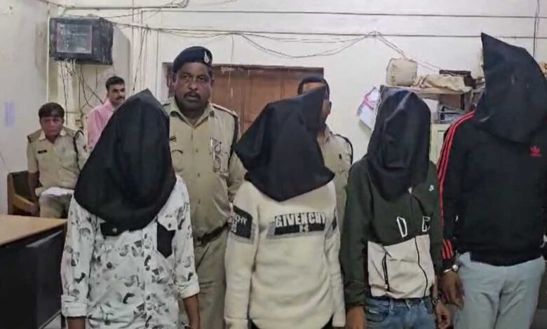 देहात में रायफल लूट का मामला सुलझा, चार आरोपी गिरफ्तार देहात में रायफल लूट का मामला सुलझा, चार आरोपी गिरफ्तार