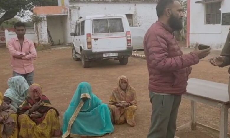 सागर के आदिवासी मजदूर कर्नाटक में बंधक वीडियो से मांगी मदद सागर के आदिवासी मजदूर कर्नाटक में बंधक वीडियो से मांगी मदद