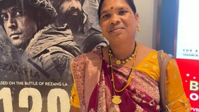 कलेक्टर ने बीएलओ को परिवार सहित सम्मानित किया