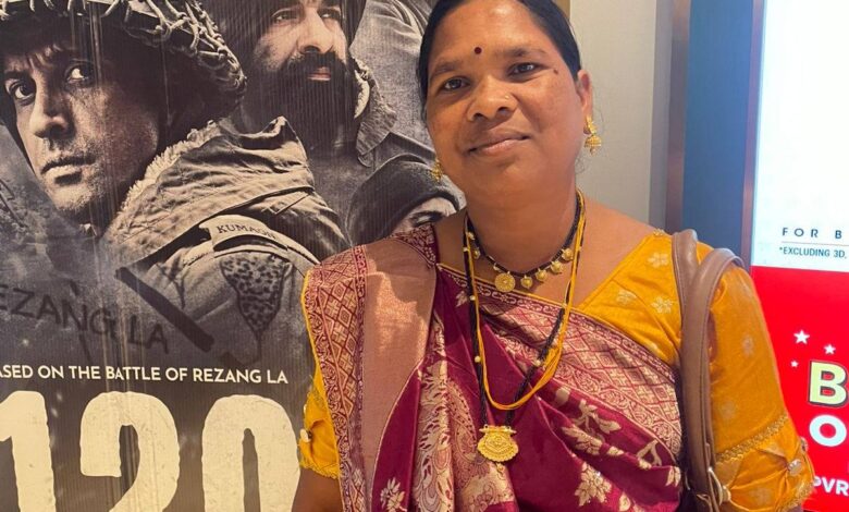 कलेक्टर ने बीएलओ को परिवार सहित सम्मानित किया