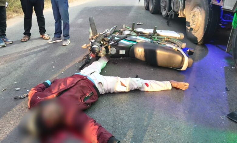 सूरजपुर में बाइक-ट्रक हादसा चालक की मौत सूरजपुर में बाइक-ट्रक हादसा चालक की मौत