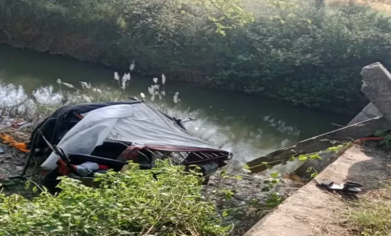 महिलाओं से भरी ऑटो पुलिया के नीचे गिरी, 2 की मौत, 4 घायल