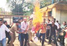 गंदे पानी सप्लाई को लेकर कांग्रेस नेताओं ने घेरा मोहारा फिल्टर प्लांट, महापौर व पूर्व सांसद का फूकां पुतला