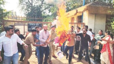 गंदे पानी सप्लाई को लेकर कांग्रेस नेताओं ने घेरा मोहारा फिल्टर प्लांट, महापौर व पूर्व सांसद का फूकां पुतला