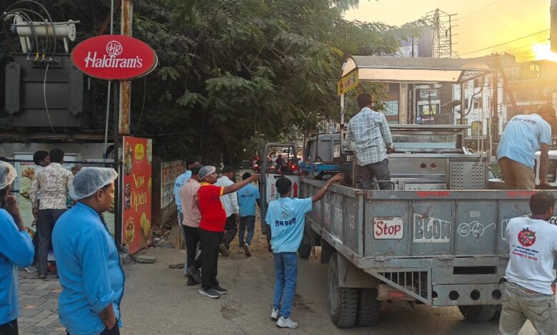 शास्त्री बाजार मुख्य मार्ग से 20 ठेले हटाए,सड़क पर रखे सामानों को निगम ने किया जप्त