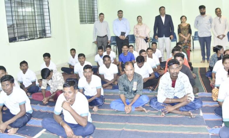 आयुक्त बस्तर सिंह ने पुनर्वास केन्द्र में बीजापुर के पुनर्वासित सदस्यों से की भेंट