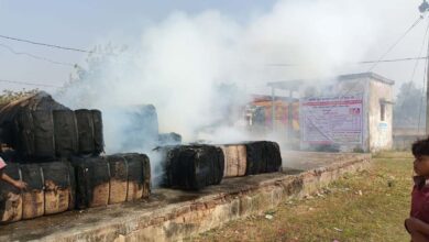 “धान खरीदी के बीच बड़ा हादसा: जांजगीर में बारदाना में लगी आग, 20 लाख का नुकसान” “धान खरीदी के बीच बड़ा हादसा: जांजगीर में बारदाना में लगी आग, 20 लाख का नुकसान”