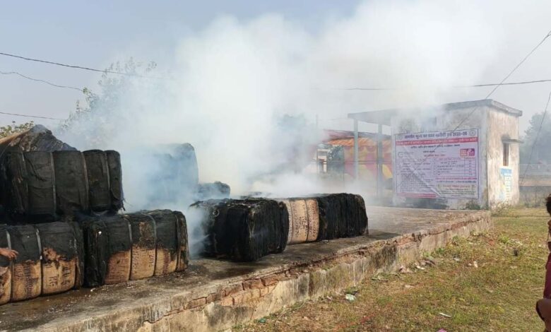 “धान खरीदी के बीच बड़ा हादसा: जांजगीर में बारदाना में लगी आग, 20 लाख का नुकसान” “धान खरीदी के बीच बड़ा हादसा: जांजगीर में बारदाना में लगी आग, 20 लाख का नुकसान”