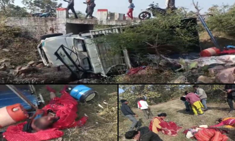 “विदिशा: पिकअप पलटने से महिला की मौत, कई घायल” “विदिशा: पिकअप पलटने से महिला की मौत, कई घायल”