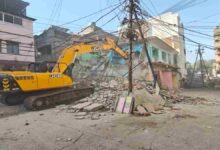 जर्जर मकानों पर निगम की बुलडोजर कार्रवाई