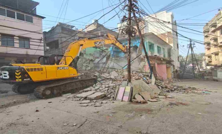 जर्जर मकानों पर निगम की बुलडोजर कार्रवाई