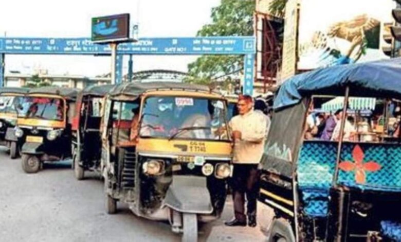 रेलवे स्टेशन पर ऑटो चालक वसूल रहे अधिक किराया
