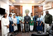 बाल दिवस पर छात्रा बनी प्रतीकात्मक कलेक्टर