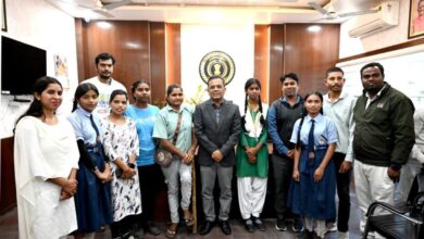 बाल दिवस पर छात्रा बनी प्रतीकात्मक कलेक्टर