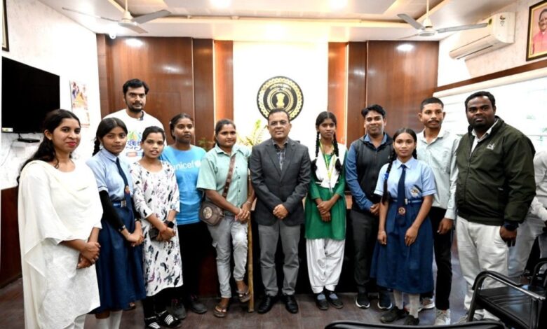 बाल दिवस पर छात्रा बनी प्रतीकात्मक कलेक्टर