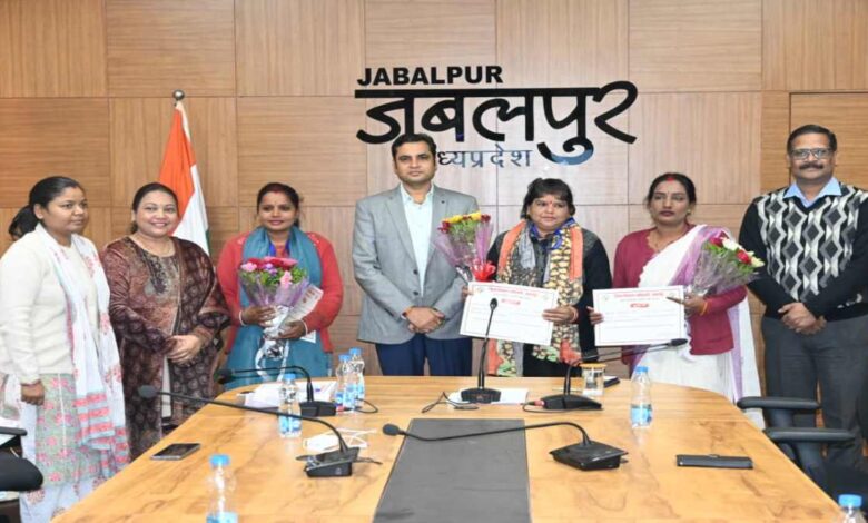 तीन महिला बीएलओ को उत्कृष्ट कार्य के लिए सम्मान