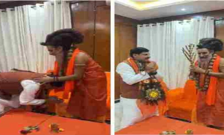 भोपाल में मुख्यमंत्री ने ऋतेश्वर महाराज से लिया आशीर्वाद