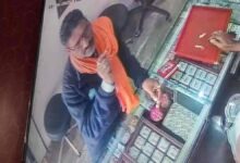 बैतूल: ज्वेलरी शॉप से लाखों के सोने के टॉप्स चोरी CCTV में कैद