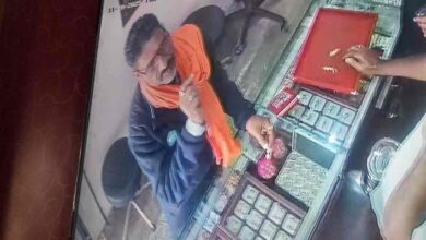 बैतूल: ज्वेलरी शॉप से लाखों के सोने के टॉप्स चोरी CCTV में कैद