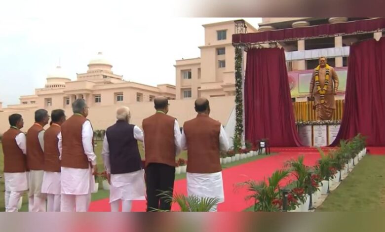 विधानसभा भवन में स्थापित अटल जी की मूर्ति का पीएम ने किया अनावरण विधानसभा भवन में स्थापित अटल जी की मूर्ति का पीएम ने किया अनावरण