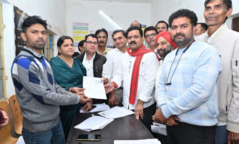 उपमुख्यमंत्री ने मतदान केंद्र पहुंचकर भरा अपना एसआईआर का फॉर्म