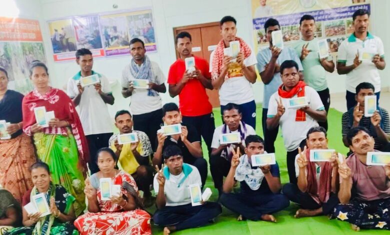 सुकमा में आत्मसमर्पित माओवादियों को मिला 5G स्मार्टफोन सुकमा में आत्मसमर्पित माओवादियों को मिला 5G स्मार्टफोन