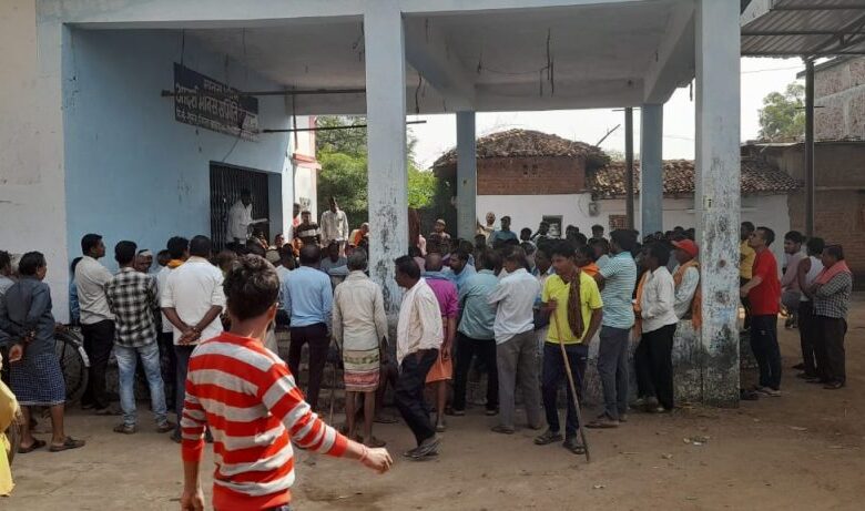 धर्म बदलने पर ग्रामीणों ने शव का गांव में अंतिम संस्कार से रोका धर्म बदलने पर ग्रामीणों ने शव का गांव में अंतिम संस्कार से रोका