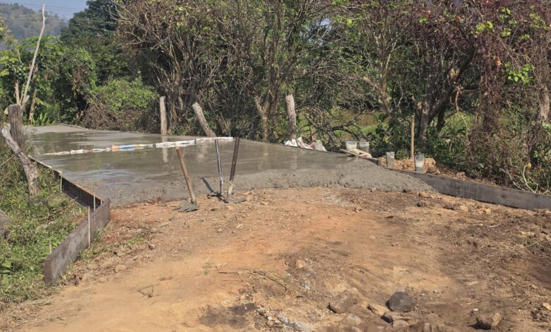 ग्रामीणों ने लगाया ग्राम पंचायत में सीसी रोड निर्माण में अनियमितता का आरोप ग्रामीणों ने लगाया ग्राम पंचायत में सीसी रोड निर्माण में अनियमितता का आरोप