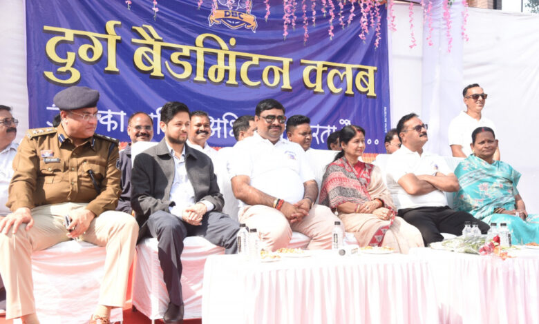 अत्याधुनिक इंडोर बैडमिंटन कोर्ट का किया शिक्षा मंत्री यादव ने लोकार्पण